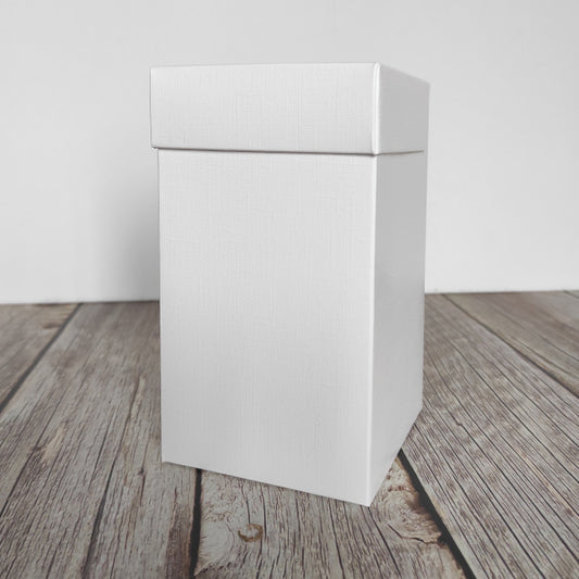 Scatola in cartoncino colore bianco caldo con coperchio integrato, fornita da montare.