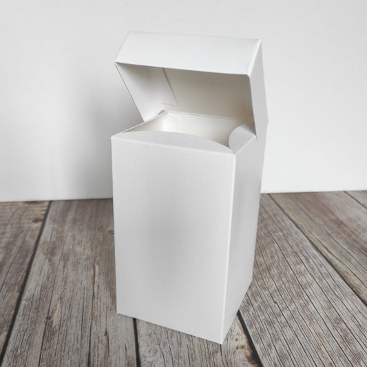 Scatola in cartoncino colore bianco caldo con coperchio integrato, fornita da montare.