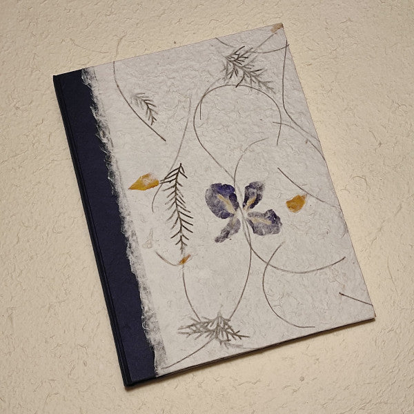 album foto con carta di gelso con inserti floreali "fiori blu e petali gialli" e dorso in carta di gelso blu scuro