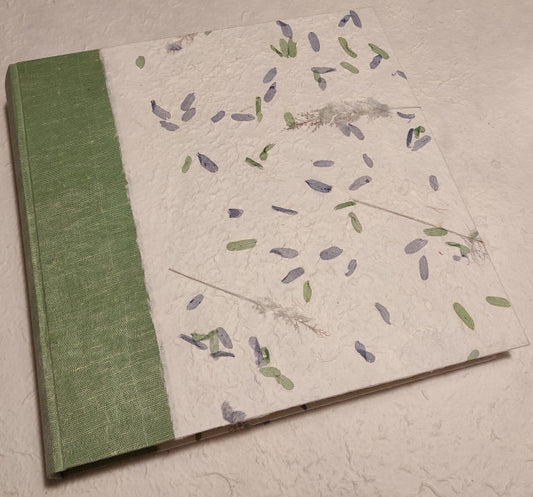 Album fotografico rivestito con Lokta Wax Cotton e carta di Gelso con inserti floreali "Petali blu e verdi"