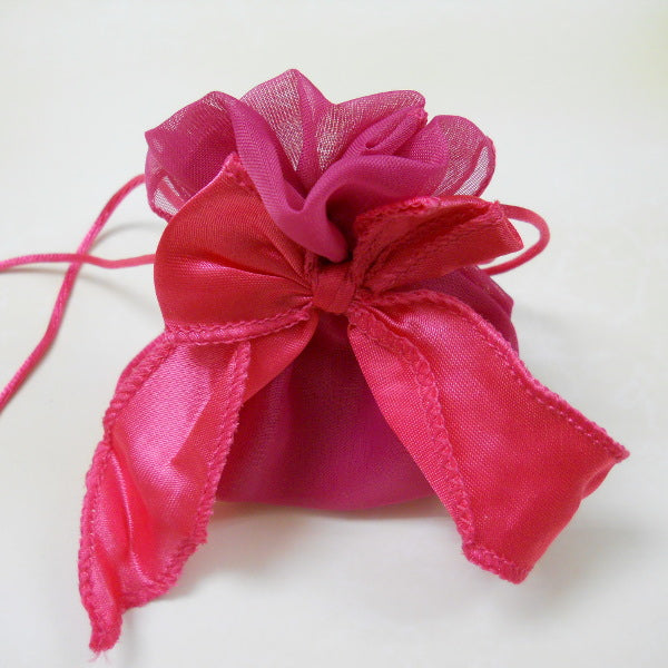 Sacchetto in organza con base a soffietto e fiocco per confezione bomboniere - fucsia