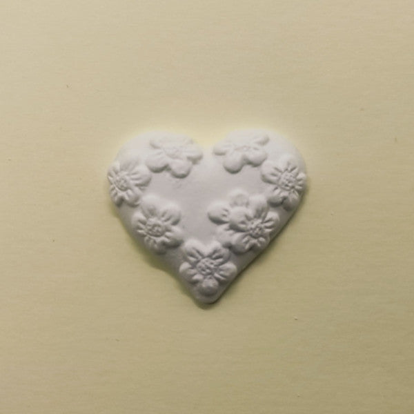 Cuore con decorazioni floreali in rilievo in gesso bianco per confezione bomboniere