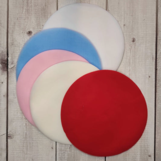 Tulle rotondo (diametro 23 cm) di produzione italiana ideale per confezionare bomboniere. Disponibile in confezione da 50 pezzi nei colori: Bianco, Avorio, Rosa, Azzurro e Rosso.