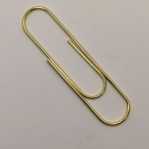 Clip (graffetta) metallica da ufficio gigante. Misura 10 cm x 2,4 cm. Disponibile nel catalogo de La Bottega delle Idee in Oro (oltre che nei colori: Argento, Oro rosa, Bronzo)