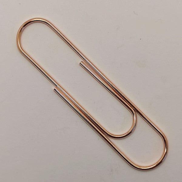 Clip (graffetta) metallica da ufficio gigante. Misura 10 cm x 2,4 cm. Disponibile nel catalogo de La Bottega delle Idee in Oro rosa (oltre che nei colori: Argento, Oro, Bronzo)