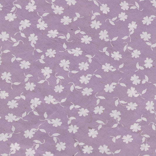 Carta di produzione artigianale nepalese. Stampa di motivi floreali in bianco su fondo lilla