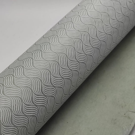 Carta Lokta di produzione artigianale nepalese. Stampa in bianco su fondo colore grigio-azzurro.