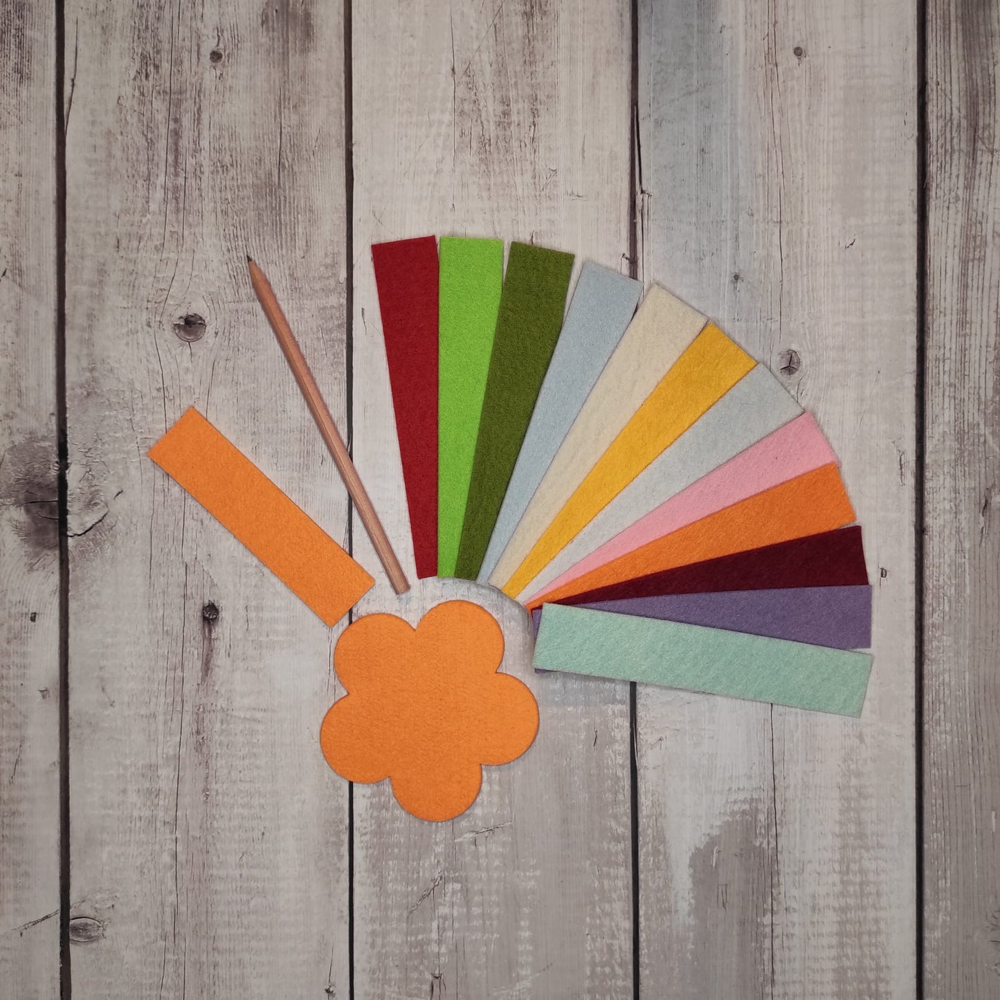 Kit "Matita Fiorita": contiene tutto l'occorrente a realizzare una matita fiorita decorata con con una margherita in feltro e completa di foglie.
