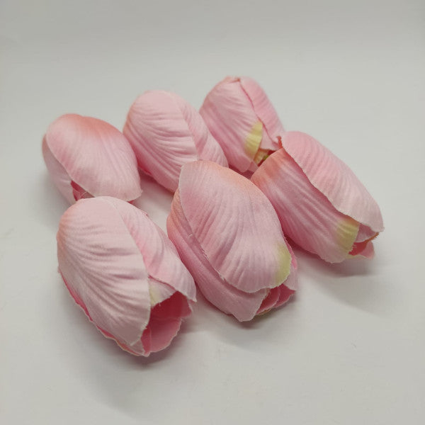 Tulipani in tessuto rosa. Ogni tulipani misura 6 cm in altezza.