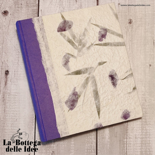 Album fotografico 21 x 25,5 cm con 50 fogli con copertina rigida rivestita in carta di gelso tinta unita viola e carta di gelso con inserti floreali "Petali Viola e Foglie"