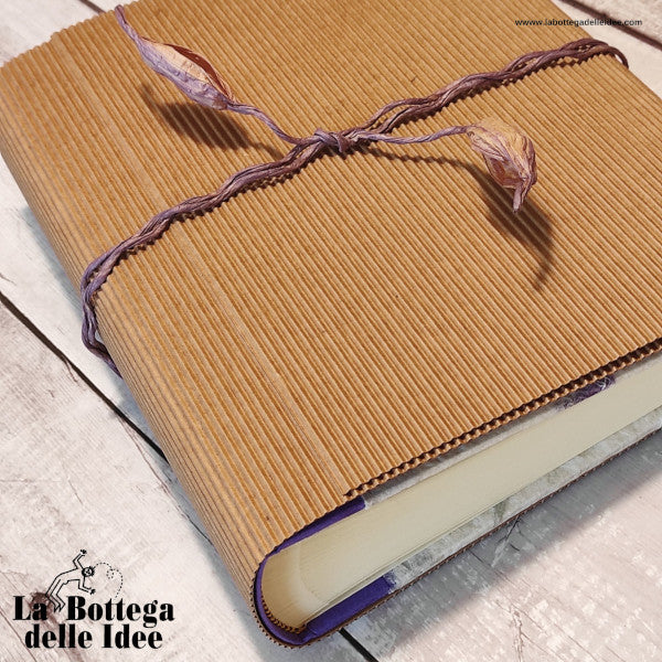 Album fotografico 21 x 25,5 cm con 50 fogli con copertina rigida rivestita in carta di gelso tinta unita viola e carta di gelso con inserti floreali "Petali Viola e Foglie" e custodia in cartoncino ondulato