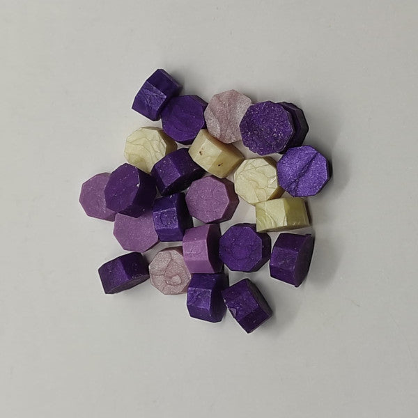 ceralacca in perle ottagonali in un mix di tonalità lilla e viola