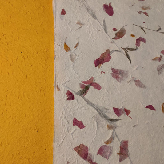 album foto con carta di gelso con inserti floreali "petali gialli e rosa"e dorso in carta di gelso giallo ocra