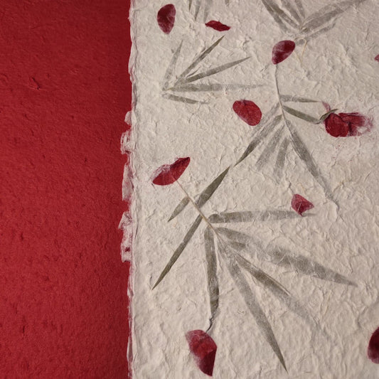 album foto con carta di gelso con inserti floreali "petali rossi e foglie" e dorso in carta di gelso rosso scuro