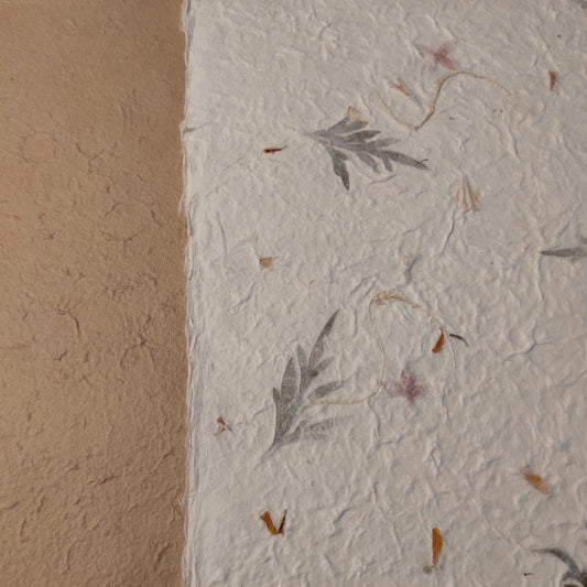 album foto con carta di gelso con inserti floreali "Petali gialli, fiori a stella e foglie verdi" e dorso in carta di gelso sabbia