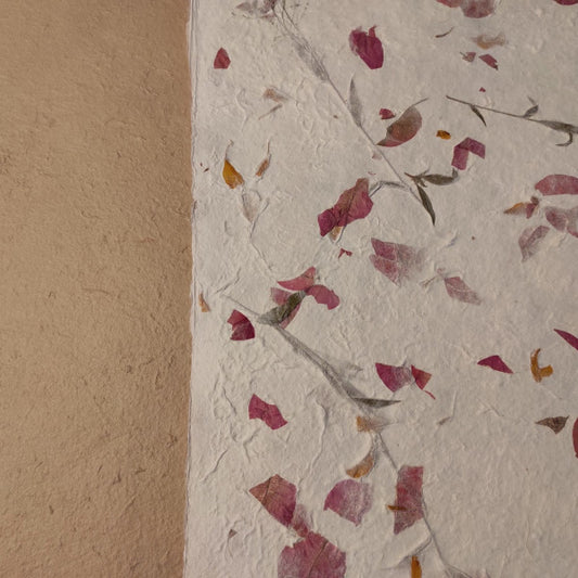 album foto con carta di gelso con inserti floreali "petali gialli e rosa" e dorso in carta di gelso sabbia