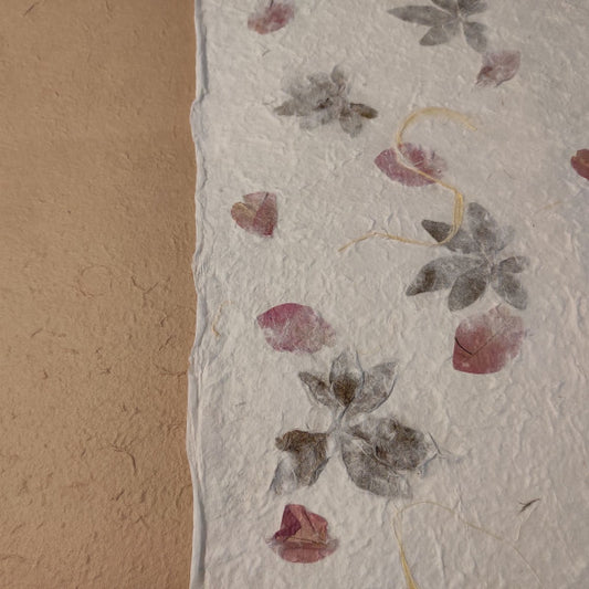 album foto con carta di gelso con inserti floreali "petali rosa e foglie" e dorso in carta di gelso sabbia