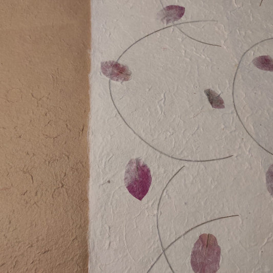 album foto con carta di gelso con inserti floreali "petali rosa e steli" e dorso in carta di gelso sabbia