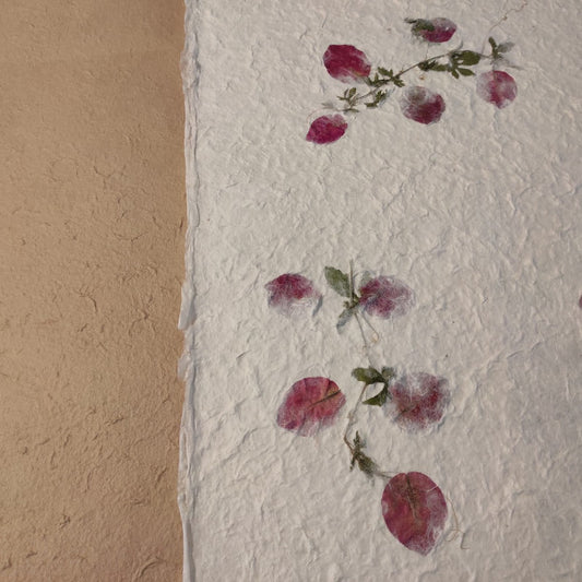 album foto con carta di gelso con inserti floreali "rametti con petali rosa e foglie" e dorso in carta di gelso sabbia