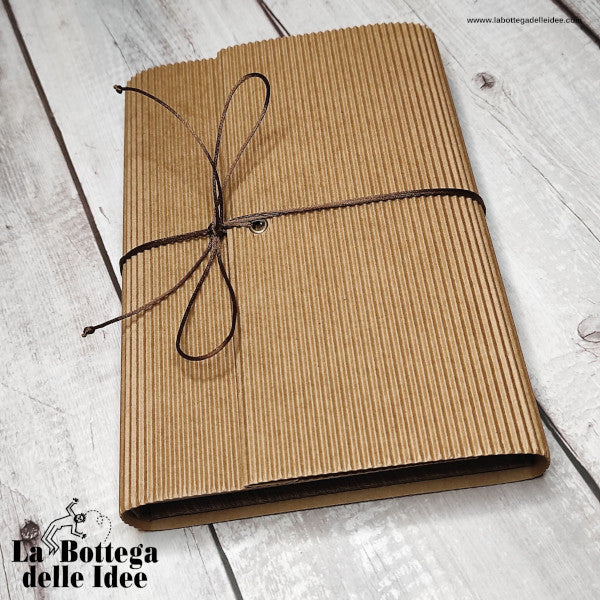Agenda annuale con copertina rivestita in carta Lokta Wax Cotton marrone e carta Batik Nepal Natural. Custodia in cartoncino ondulato colore avana