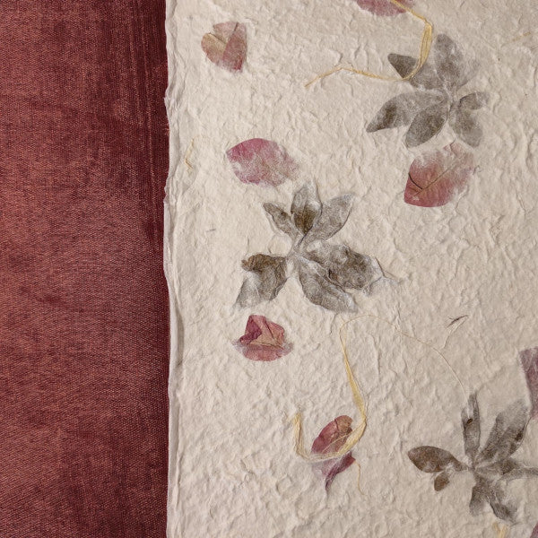 Album foto con carta di gelso con inserti floreali "petali rosa e foglie" con dorso in Lokta Wax Cotton bordeaux