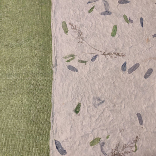 Album foto con carta di gelso con inserti floreali "petali blu e verdi" e dorso in Lokta Wax Cotton verde menta