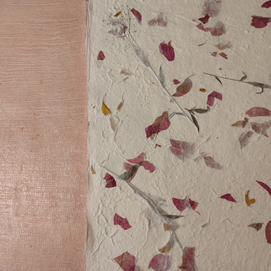 Album foto con carta di gelso con inserti floreali "petali gialli e rosa" e dorso in Lokta Wax Cotton rosa baby