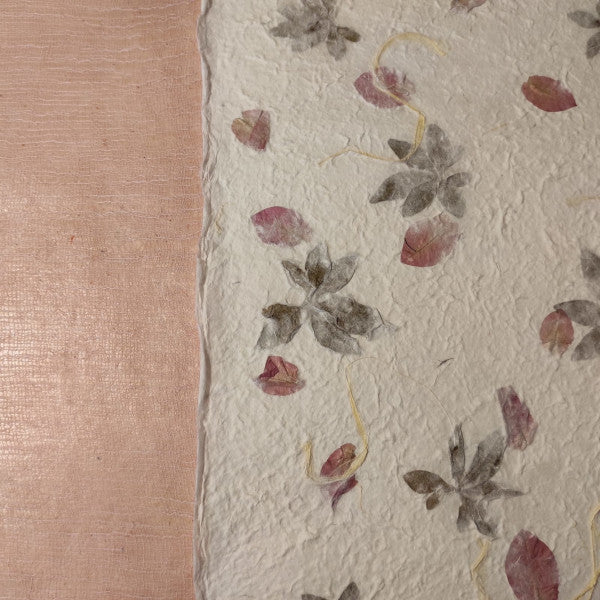 Album foto con carta di gelso con inserti floreali "petali rosa e foglie" e dorso in Lokta Wax Cotton rosa baby