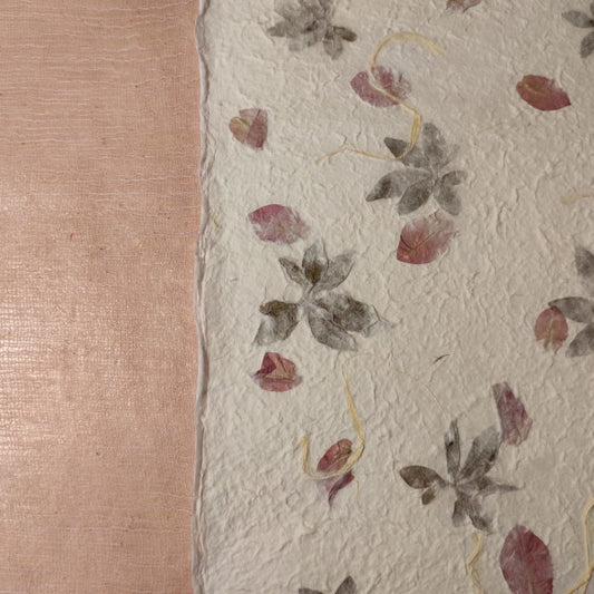 Album foto con carta di gelso con inserti floreali "petali rosa e foglie" e dorso in Lokta Wax Cotton rosa baby