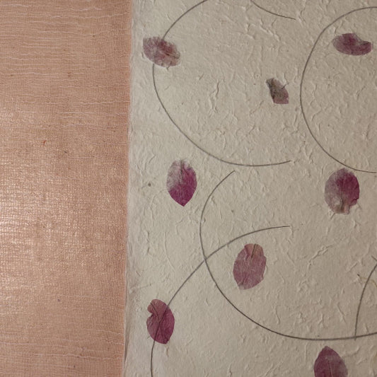 Album foto con carta di gelso con inserti floreali "petali rosa e foglie" e dorso in Lokta Wax Cotton rosa baby