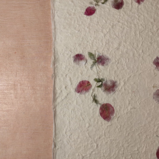 Album foto con carta di gelso con inserti floreali "rametti con petali rosa e foglie" e dorso in Lokta Wax Cotton