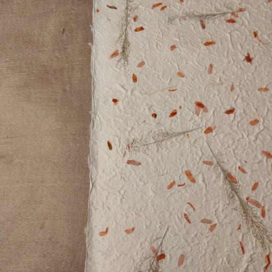 Album foto con carta di gelso con inserti floreali "petali arancioni" e dorso in Lokta Wax Cotton terra