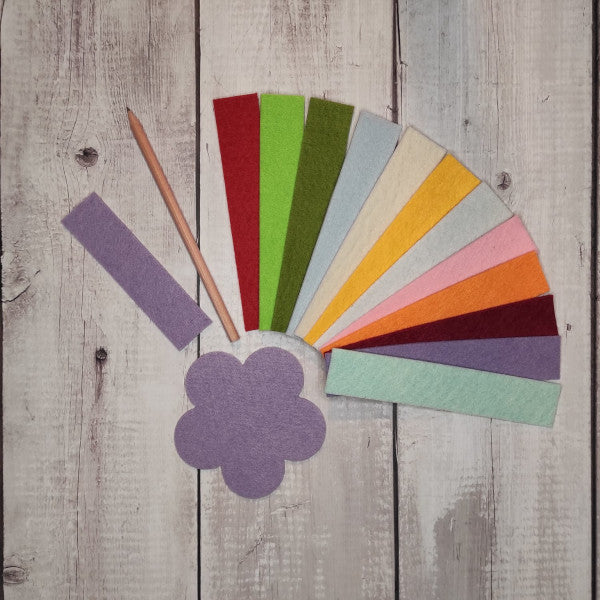 Kit "Matita Fiorita": contiene tutto l'occorrente a realizzare una matita fiorita decorata con con una margherita in feltro e completa di foglie.