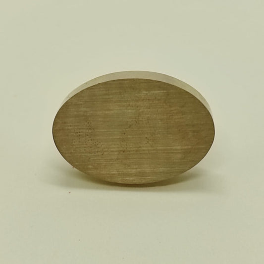 Piastra in metallo per timbro da ceralacca. La forma è ovale (25 mm x 30 mm) e la superficie non presenta alcun soggetto ma è completamente liscia in modo da ottenere un timbro neutro ideale per realizzare effetti decorativi particolari con fiori pressati, brillantini, foglia oro.