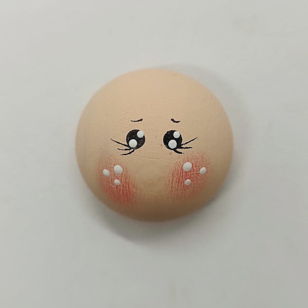 Testina piatta (realizzata su una mezza sfera) in legno di faggio decorata su base dipinta. Ideale per la creazione di bambole, angeli, folletti, fatine. Diametro 30 mm