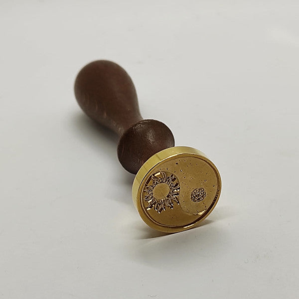 Timbro in metallo (diametro 25 mm) con manico in legno verniciato. Soggetto timbro: "Yin e Yang"